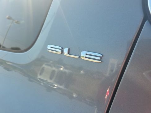 Used 2021 GMC Acadia SLE w/ Driver Convenience Package FWD image 4