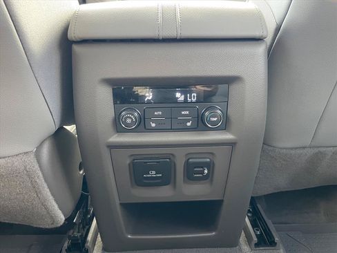 Used 2018 Chevrolet Traverse Premier w/ Driver Confidence II Package FWD image 27