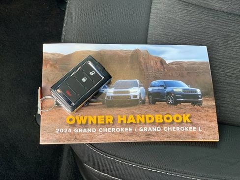 Used 2024 Jeep Grand Cherokee Laredo X w/ Trailer Tow Package image 9