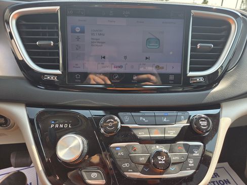 Used 2024 Chrysler Pacifica Touring-L FWD image 16