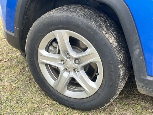 Used 2023 Jeep Compass Sport image 6