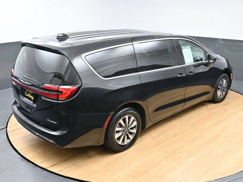 Used 2023 Chrysler Pacifica Touring-L FWD image 39