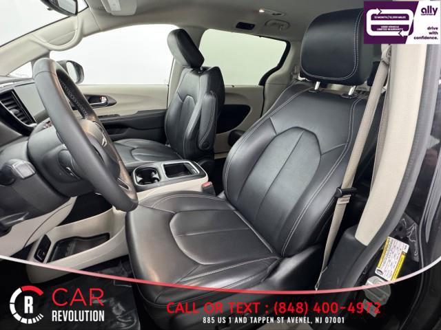 Used 2023 Chrysler Pacifica Touring-L FWD image 19