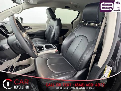Used 2023 Chrysler Pacifica Touring-L FWD image 19