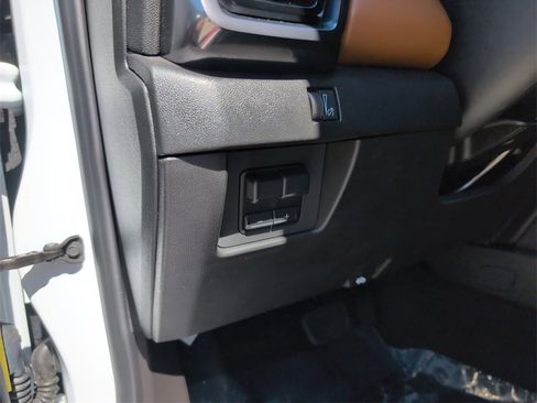 Used 2025 GMC Canyon AT4 image 18