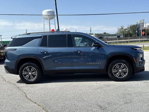 Used 2025 Chevrolet Traverse LT FWD image 26