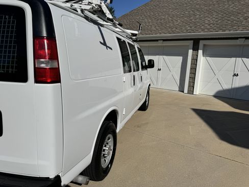 Used 2015 Chevrolet Express 2500 RWD image 38