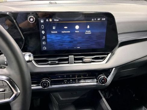 Used 2025 Chevrolet Equinox LT FWD image 4