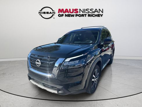 Certified 2025 Nissan Pathfinder Platinum w/ Cargo Package FWD image 5