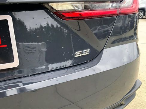 Used 2025 Toyota Camry SE w/ Convenience Package image 10