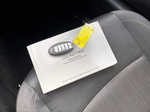 Used 2025 Nissan Altima 2.5 SV image 10