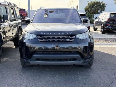 Used 2018 Land Rover Discovery SE image 2