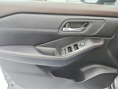 Used 2023 Nissan Rogue SV w/ SV Premium Package image 31