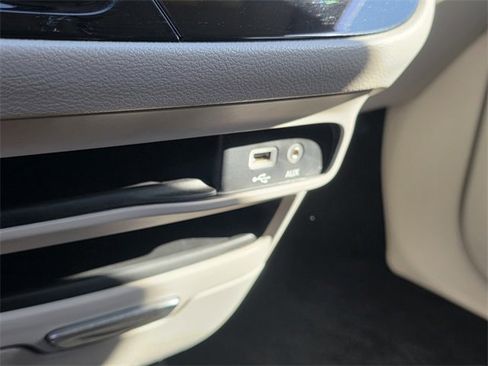 Used 2020 Chrysler Pacifica Touring image 23