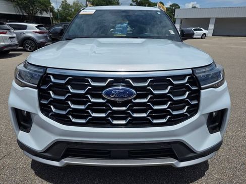 Certified 2025 Ford Explorer Platinum RWD image 3