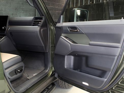 Used 2025 Lexus GX 550 w/ Accessory Package (32) AWD/4WD image 28