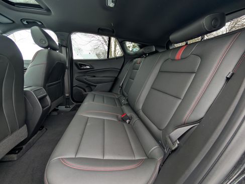 Used 2025 Chevrolet Trax RS w/ Sunroof Package image 35