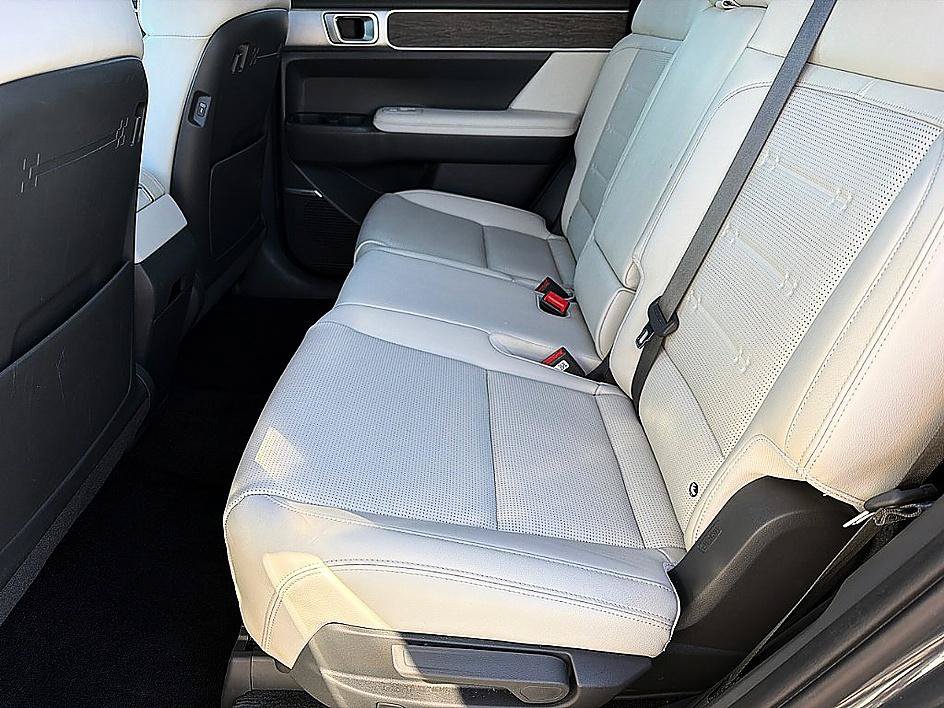 Certified 2025 Hyundai Santa Fe Limited FWD image 7