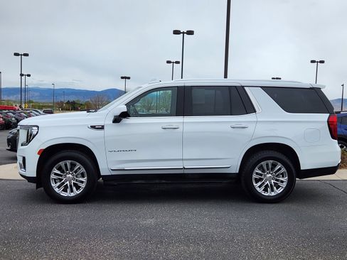 Used 2024 GMC Yukon SLT AWD/4WD image 2