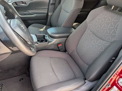Used 2022 Toyota RAV4 XLE w/ Convenience Package FWD image 15