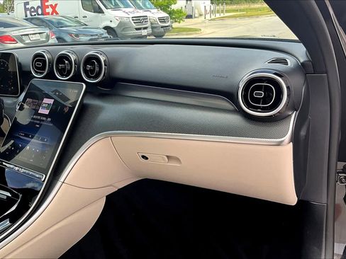 Used 2025 Mercedes-Benz C 300 Sedan image 18