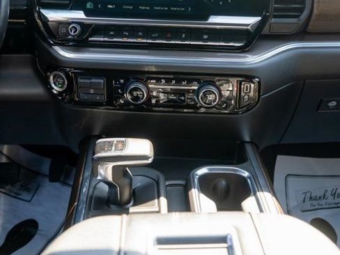Used 2022 Chevrolet Silverado 1500 High Country w/ High Country Premium Package AWD/4WD image 18