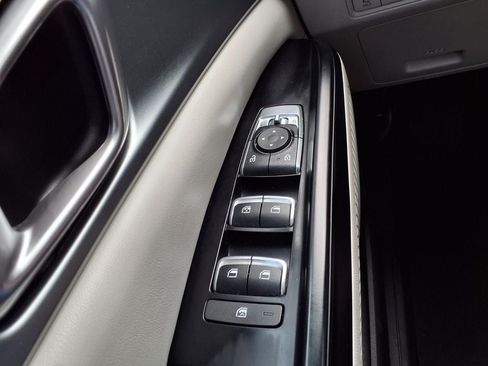 Used 2022 Kia Carnival LX FWD image 25