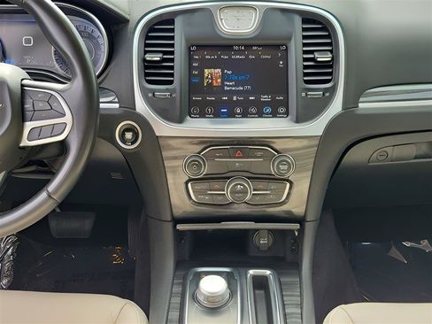 Used 2018 Chrysler 300 Touring L AWD/4WD image 18