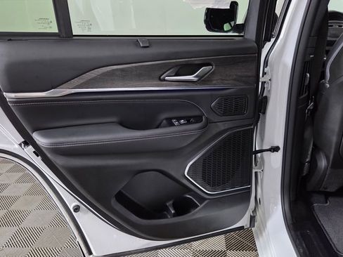 Used 2023 Jeep Grand Cherokee Overland w/ Luxury Tech Group IV image 31