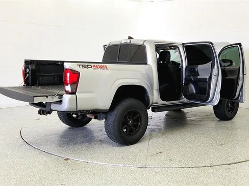 Used 2018 Toyota Tacoma SR w/ SR Convenience Package image 12