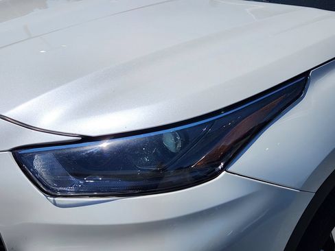 Used 2021 Toyota Highlander XLE AWD/4WD image 8