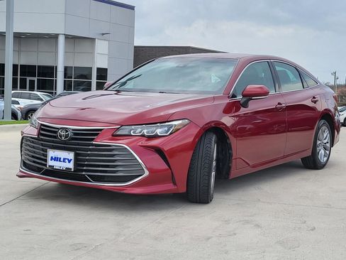 Used 2022 Toyota Avalon XLE image 2