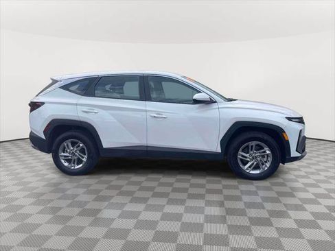 Used 2025 Hyundai Tucson SE AWD/4WD image 4