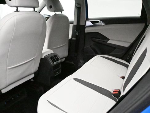 Used 2025 Volkswagen Taos SE w/ Panoramic Sunroof Package image 10