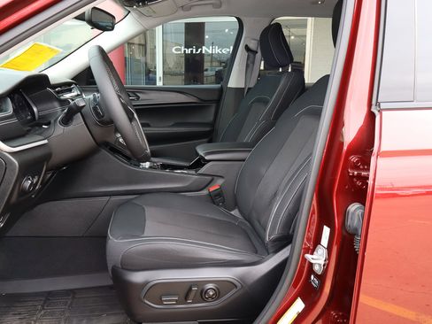 Used 2023 Jeep Grand Cherokee L Laredo image 7