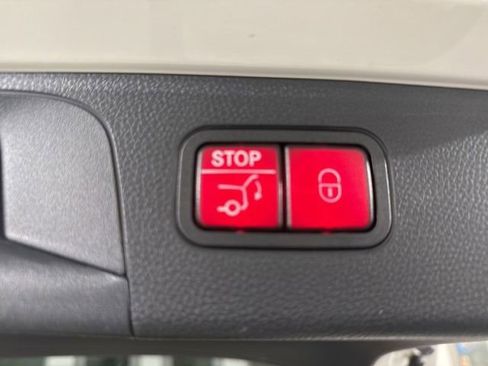 Used 2022 Mercedes-Benz GLC 300 w/ Premium Package Lite image 14