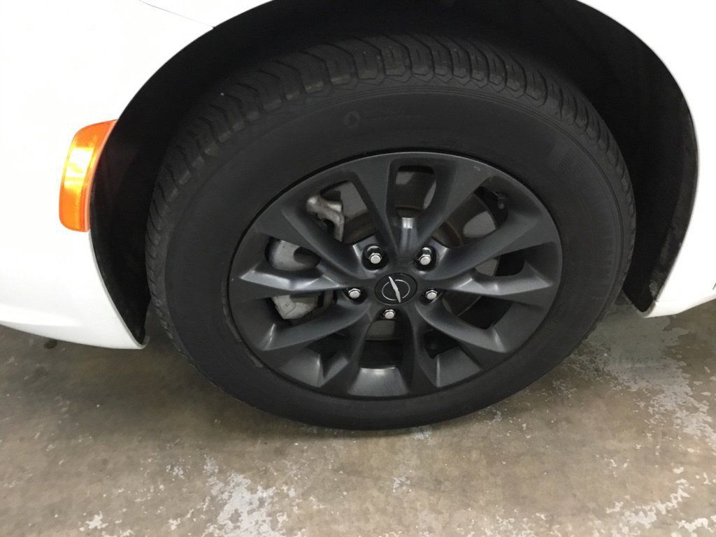 Used 2021 Chrysler Pacifica Touring-L w/ Uconnect Theater Family Group AWD/4WD image 4