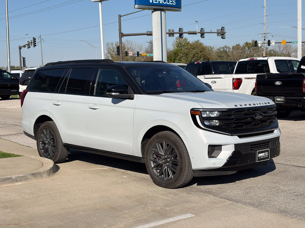 Used 2025 Ford Expedition Platinum w/ Stealth Performance Package AWD/4WD image 7