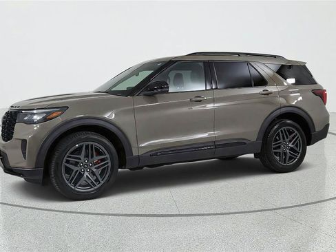 Used 2026 Ford Explorer ST-Line w/ ST-Line Street Pack AWD/4WD image 3