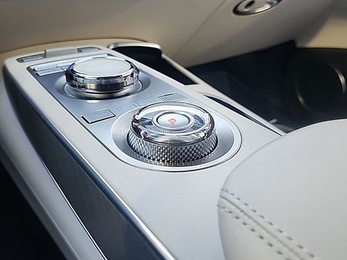 Used 2023 Genesis Electrified GV70 Advanced image 19