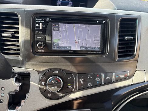 Used 2013 Toyota Sienna LE w/ Towing Pkg image 39