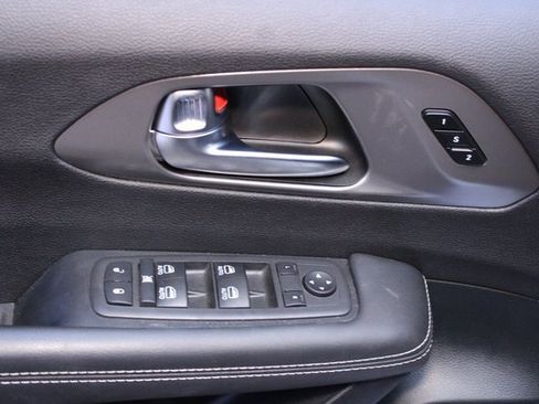 Used 2025 Chrysler Pacifica Select image 18