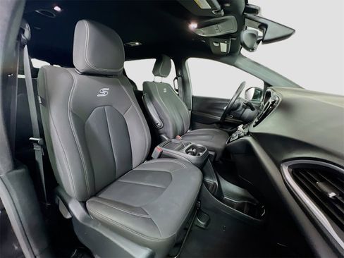 Used 2018 Chrysler Pacifica Touring Plus w/ S Appearance Package image 29