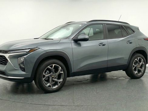 Used 2025 Chevrolet Trax LT w/ LT Convenience Package image 3