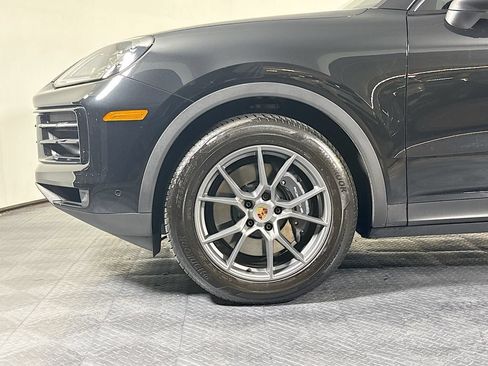 Certified 2025 Porsche Cayenne AWD/4WD image 28