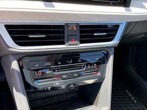 Certified 2025 Volkswagen Taos SE w/ Panoramic Sunroof Package image 16