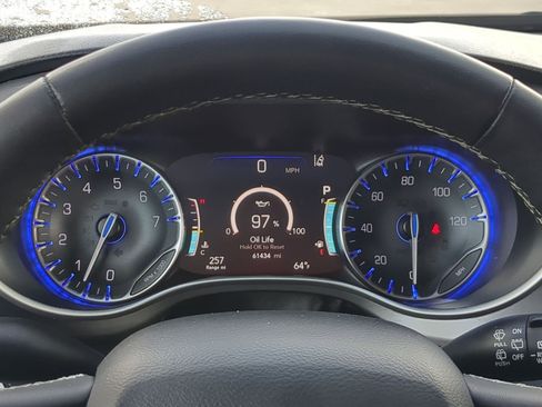 Used 2023 Chrysler Pacifica Touring-L image 20