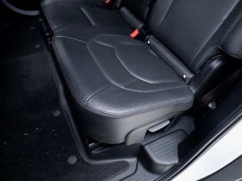 Used 2023 Land Rover Defender 130 SE image 71