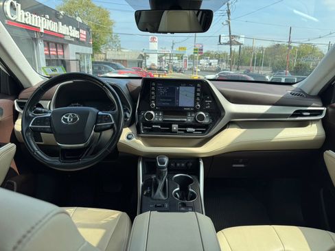 Used 2020 Toyota Highlander XLE image 47