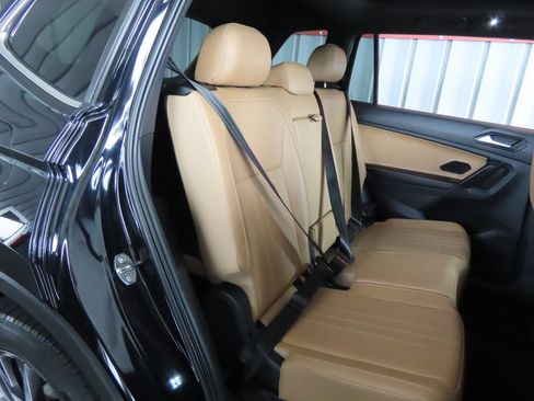 Used 2023 Volkswagen Tiguan SE w/ Panoramic Sunroof Package FWD image 28